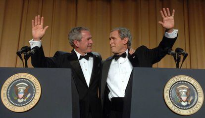 George W. Bush y su doble en la cena de corresponsales de 2006.