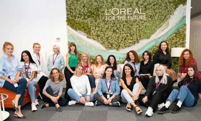  L’Oréal España ha lanzado en España la primera edición para refugiados de habla no hispana de 'Embellece Tu Futuro', su programa de empleabilidad para personas en riesgo de exclusión social con el fin de mejorar su inserción laboral como asesores profesionales en el sector de la belleza. 
Se trata de una iniciativa pionera, de la que España está siendo país piloto en su desarrollo y que se enmarca en su programa de sostenibilidad 'L’Oréal for the Future'. En total, 15 alumnos participan en esta edición que comenzó en septiembre y terminará a finales de noviembre, mediante un curso de 282 horas de formación divididas en diferentes sesiones teóricas sobre belleza, competencias transversales y comerciales, además de prácticas en tiendas de L’Oréal y en clientes de la compañía. 