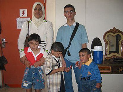 Los cuatro niños iraquíes, junto a una cuidadora, poco antes de emprender viaje a España.