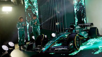 Los conductores Fernando Alonso y Lance Stroll con el coche Aston Martin AMR23 de Fórmula 1 para la temporada 2023.