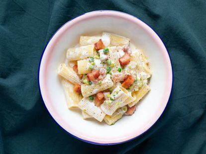 Pasta con guisantes, panceta y nata