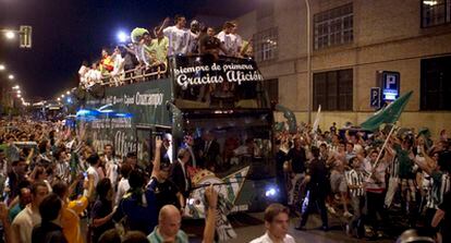 Los jugadores del Betis recorren las calles de Sevilla en un autobús descapotado tras conseguir el ascenso matemático.