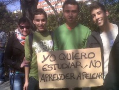 Bernardo Bunton, de 19 años y estudiante de farmacia, junto a tres compañeros. “Quieren que nos formemos y que trabajemos más para luego pagarnos menos”.