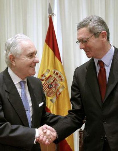 El presidente del Supremo, Carlos D&iacute;var, saluda al ministro Alberto Ruiz-Gallard&oacute;n. 