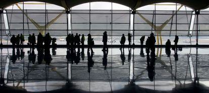 Pasajeros en una terminal del aeropuerto de Madrid-Barajas.