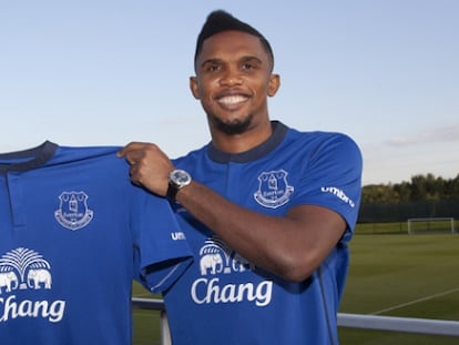 Eto&#039;o posa con la camiseta del Everton.