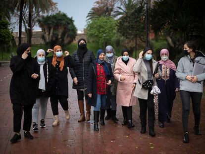 Mujeres marroquíes transfronterizas atrapadas en Ceuta por el cierre de la frontera.