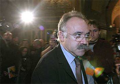 Josep Lluís Carod, ayer en el Parlamento catalán poco antes de dar lectura a una declaración.