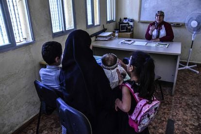 Una familia de Ceuta cuya madre lucha por la nacionalidad española es atendida en el centro Al Ambar por la directora Habiba Abdelkader Mohamed