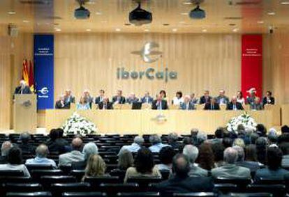 Imagen de la asamblea general extraodinaria celebrada en junio pasado, en la que se aprobó el proyecto de integración de Ibercaja Banco con Liberbank y Banco Caja3. EFE/Archivo