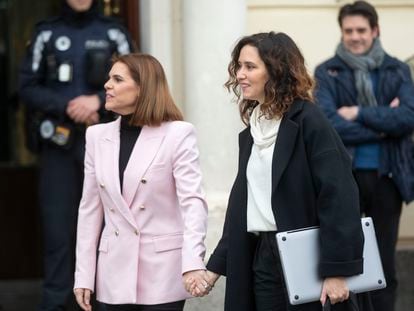 La alcaldesa de Alcalá y presidenta de la FMM, Judith Piquet, camina de la mano de la presidenta de la Comunidad de Madrid, Isabel Díaz Ayuso, el pasado 17 de enero.