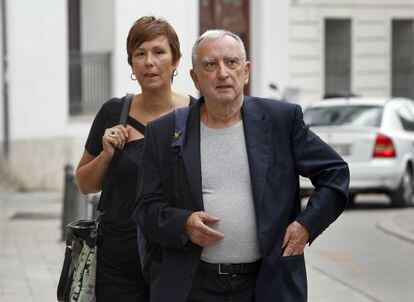 Rafael Chirbes y la periodista Maria Josep Poquet, fuera de las Cortes.