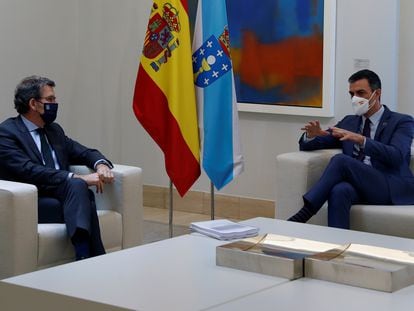 Alberto Núñez Feijóo y Pedro Sánchez en una reunión en La Moncloa el 29 de enero.