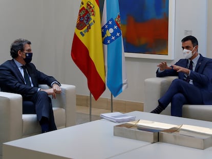 El presidente del Gobierno, Pedro Sánchez (a la derecha), reunido con el de la Xunta, Alberto Núñez Feijóo, en La Moncloa el 29 de enero.