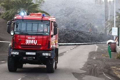 Un camión de la UME se aleja de la lava en el barrio de La Laguna (Los Llanos de Aridane), en La Palma.