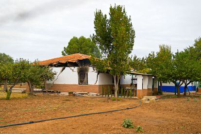 La casa de campo de Argamasilla de Calatrava del francotirador, esta mañana, tras haber sido pasto de las llamas.