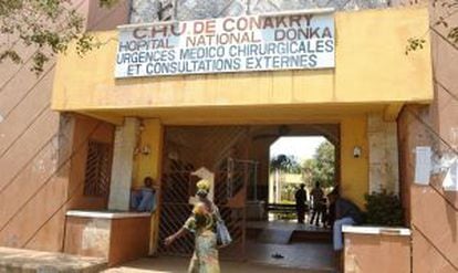 Entrada del hospital Donka en Conakry, la capital de Guinea, el pasado 27 de marzo, donde se atiende a los enfermos del Ébola.