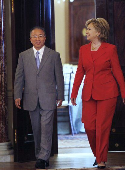 Hillary Clinton, con el consejero de Estado chino, Dai Bingguo.