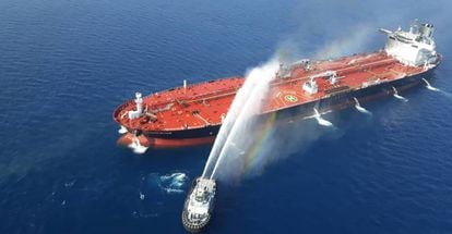 Un barco de rescate iraní intenta controlar el fuego a bordo del Fornt Altair, en el Golfo de Omán.