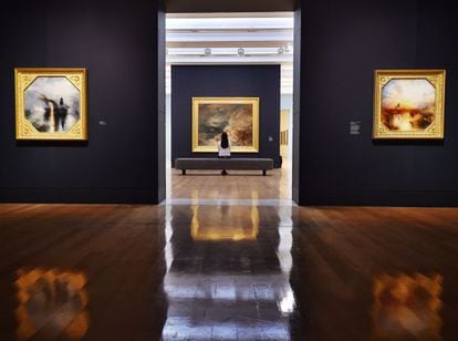 Una visitante en las salas de la exposición 'Late Turner. Painting set free', en la Tate Britain.