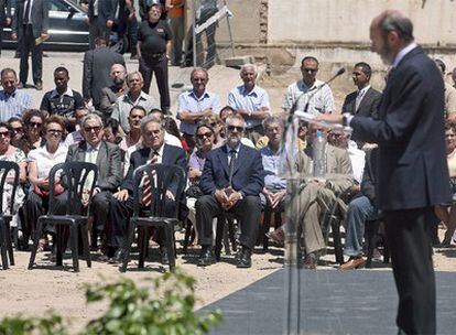 El ministro de Interior, Alfredo Pérez Rubalcaba, en un acto homenaje a las víctimas del atentado de ETA en Vic (Barcelona) en 1991.