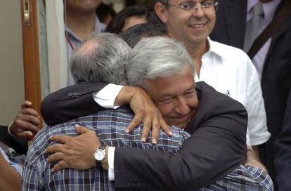 Andr&eacute;s Manuel L&oacute;pez Obrador (derecha), candidato presidencial del Partido de la Revoluci&oacute;n Democr&aacute;tica, abraza al poeta Javier Sicilia.
 