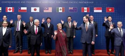 Foto de familia antes de firmar el Acuerdo Integral y Progresivo para la Asociación Transpacífico (TPP 11) en Santiago de Chile. 