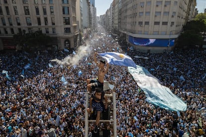 Aficionados argentinos celebran en el Obelisco de Buenos Aires la victoria de su equipo.