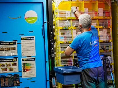 Un empleado de Amazon en Barcelona cargaba el miércoles una de las estanterías con productos para su distribución posterior.