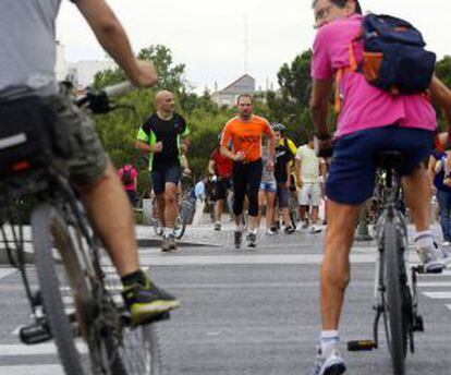 Peatones, ciclistas y otros deportistas en Madrid Río.