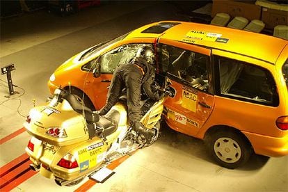 La misma prueba, pero sin airbag. El piloto colisiona con fuerza contra el vehículo y sufre lesiones fatales en la cabeza y en el cuello.