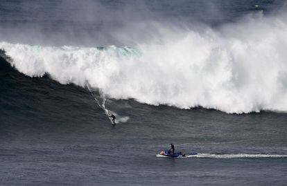 El chileno Rafael Tapia baja la pared de la ola.