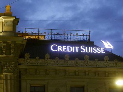 FILE PHOTO: The logo of Swiss bank Credit Suisse is seen at its headquarters in Zurich, Switzerland June 22, 2020. REUTERS/Arnd Wiegmann/File Photo