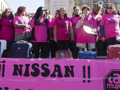 Protesta de familiares de trabajadores de la planta de Nissan en &Aacute;vila en febrero.