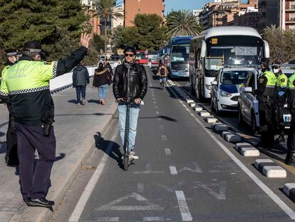 Un agente echa el alto a un patinete durante la campaña de control que la Policía Local de Valencia inició el 22 de noviembre a los conductores de estos vehículos