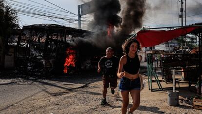 Grupos armados realizan bloqueos y quema de vehículos en Acapulco, Guerrero, el 2 de agosto del 2023.
