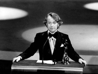 John G. Avildsen recibe el Oscar a mejor director por &#039;Rocky&#039; en 1977.