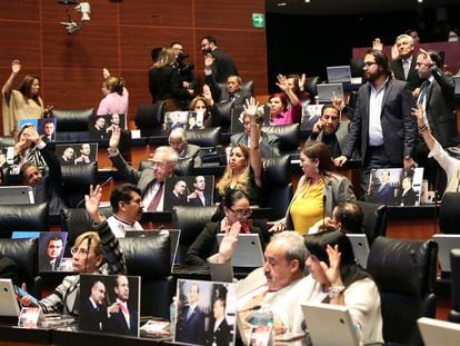 Legisladores de Morena durante la votación del "Plan B" de la reforma electoral, el pasado miércoles.