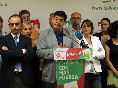 El vicepresidente de la Junta, Diego Valderas, y otros representantes de IU, esta ma&ntilde;ana.