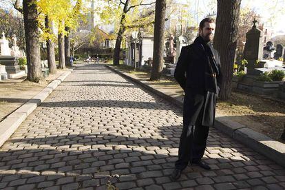 El actor Rupert Everett durante su visita al cementerio parisino Pere Lachaise, donde está enterrado Oscar Wilde.