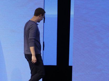 Mark Zuckerberg abandona el escenario tras la presentación de la conferencia de desarrolladores de San José (California).