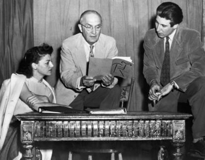 William Carlos Williams (en el centro), en 1949 en Nueva York. 