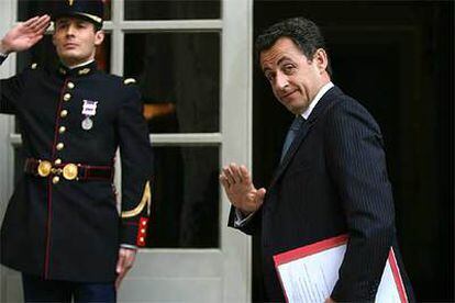 Nicolas Sarkozy se dirige a entrevistarse con el primer ministro, Dominique de Villepin, ayer en París.