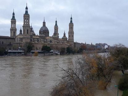 El Ebro frente a la basílica de El Pilar de Zaragoza, esta mañana.