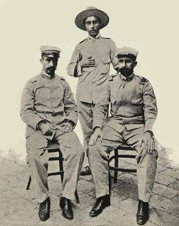 A la izquierda, el médico Rogelio Vigil de Quiñones. En el centro, de pie, el cabo Jesús García Quijano. A la derecha, el segundo teniente Saturnino Martín Cerezo. Fotografía tomada el 2 de febrero de 1899 en Barcelona, tras el regreso del destacamento a España, y aparecida en 'Iris. Revista Semanal Ilustrada'.