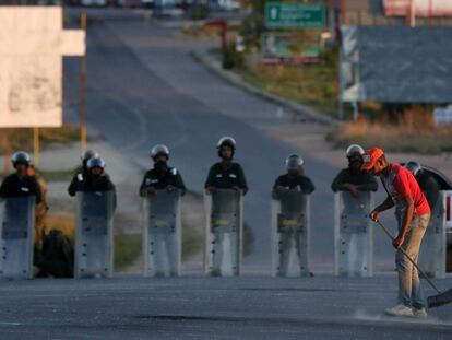 Un hombre barre la calle a lo largo de la frontera entre Venezuela y Brasil en Pacaraima.