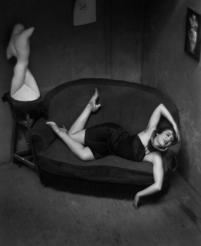 'La bailarina satítica', 1926, una de las fotografías más célebres de Kertész y que, como sucedió en otras ocasiones, partió de un divertimento.