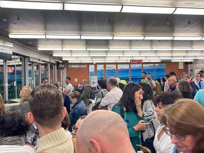 Pasajeros de Renfe esperan en la estación de Atocha, Madrid.