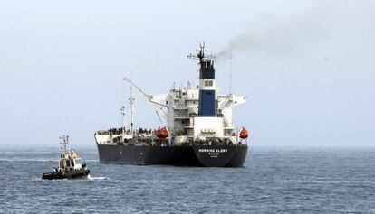 El carguero de bandera norcorena Morning Glory en su entrada al puerto de Zawiya tras ser rescatado por los Seal norteamericanos