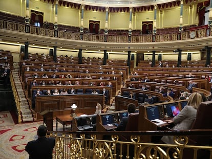 El hemiciclo casi vacío debido a los casos positivos de covid entre los diputados en el pleno en el Congreso de los Diputados, el 22 de diciembre.